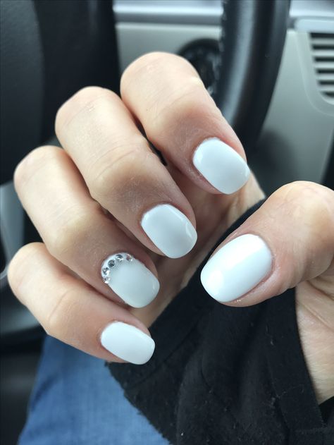 White nails with gems - ready for the beach Manicure Ideas With Gems, Beach Nails With Rhinestones, Short White Nails With Gems, Short Gel Nails With Gems, Summer Nails With Gems, White Nails Rhinestones, White Nails With Gems, Nails With Gems, Gem Nail Designs