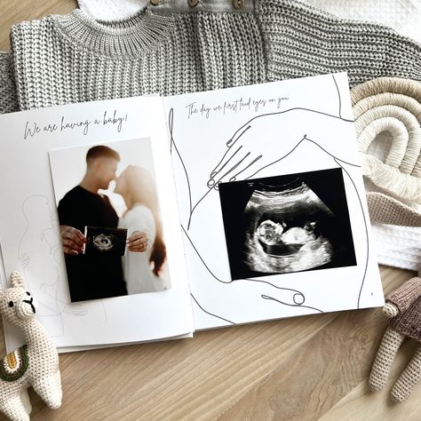 Scrapbook Baby Book Ideas, Baby Journal Book, First Year Baby Book, Diy Album Photo, Pregnancy Scrapbook, Baby Books Diy, Baby Scrapbook Pages, Cadeau Baby Shower, Pregnancy Journal