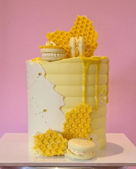 Easy Bee Cake, Honey Bee Cake Design, Honey Bee Cake Ideas, Bees Cake, Honey Bee Cake, Raw Honey Recipes, Bee Hive Cake, Bee Cake, Honey Bee Baby Shower