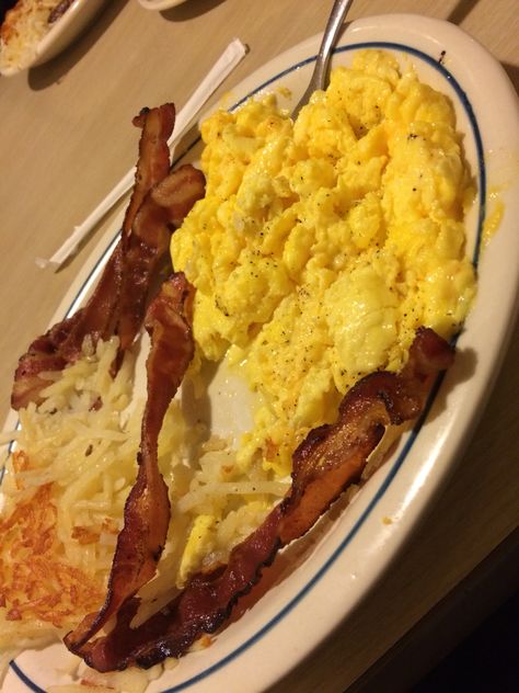 iHop; bacon, scrambled eggs, and hash brown. Pancakes And Eggs, Plate Presentation, Fav Food, Bacon Breakfast, Dream Horse, Food Babe, Hash Brown, Food Therapy, Healthy Family Meals