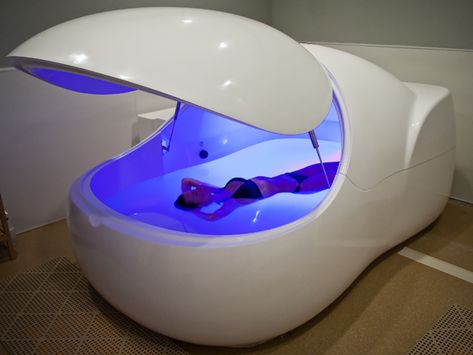 This is a Sensory Deprivation Tank. It is filled with salt water that is at body temperature, causing the user to "weightlessly float" in the tank. The tank is sound proof and light-less. Basically, all your senses are muted for you to be left only with your thoughts.  I would love to try this! Flotation Therapy, Deco Spa, Float Spa, Deprivation Tank, Float Therapy, Sensory Deprivation, Clear Mind, Cool Tech, Cool Inventions