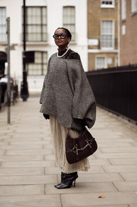 Street Style Winter 2023-2024, London Fashion Week 2023, Fashion Week 2023, Blogger Street Style, Elle Macpherson, Boho Luxe, Street Style Winter, Women Street, Layering Outfits