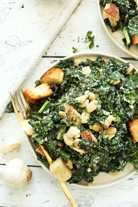 30-minute AMAZING Lemony Garlic Kale Salad with Butter Beans and Garlic Croutons. The Garlic-Tahini Dressing makes it! #vegan #salad #recipe #kale #healthy #minimalistbaker White Bean Kale, Cashew Dressing, Garlic Croutons, Crispy Kale, Garlic Kale, Salad Kale, Kale Caesar, Lazy Vegan, Tahini Recipe