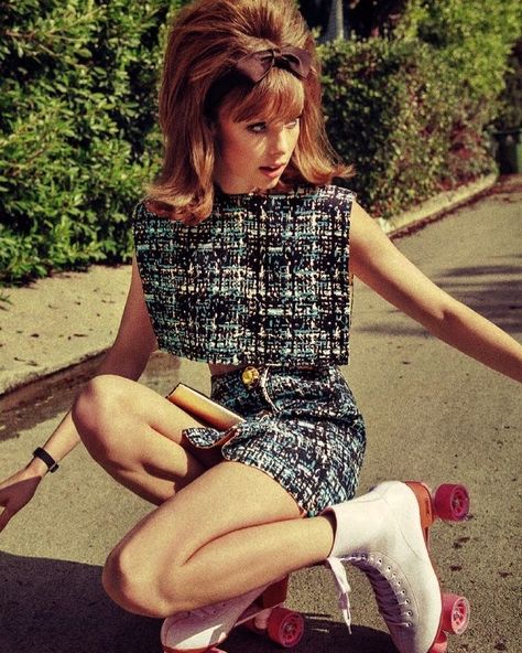 1960s!🌼 on Instagram: “Roller skating in the 60s!🌼💝” 60s Mod Hairstyles, 60s Lookbook, 60s Fashion Magazine, 60s Photoshoot, Street Style Vintage, Street Style Photography, 60's Mod, Jean Shrimpton, Edie Campbell