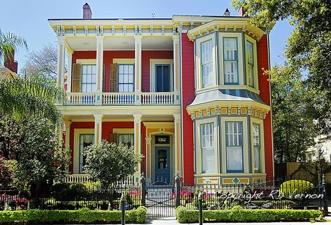 New Orleans Garden District, New Orleans Architecture, Paint Your House, Casas The Sims 4, New Orleans Homes, Exterior Paint Color, Garden District, Casas Coloniales, Magic Garden