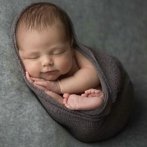 Boy Newborn Pictures, Newborn Photos Boy, Foto Newborn, Newborn Photography Boy, Newborn Photography Poses, Newborn Baby Photoshoot, Baby Poses, Baby Sleep Problems, Newborn Baby Photos