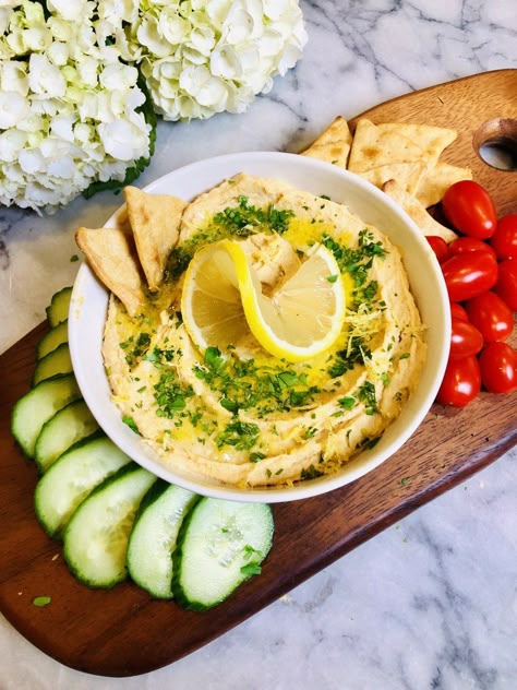 Lemon Garlic Hummus Lemon Garlic Hummus Recipe, Lemon Appetizers, Homemade Garlic Hummus, Lemon Hummus Recipe, Hummus Ideas, Lemon Garlic Hummus, Fast Snack Recipes, Hummus Appetizers, Garlic Hummus Recipe