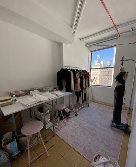 Fashion Design Working Table, Home Clothing Studio, Desiner Studio Interior, Home Office Fashion Designer, Fashion Designer Home Office, Home Fashion Studio Ideas, Fashion Design Room Ideas, Clothing Studio Design, Fashion Designer Room Ideas