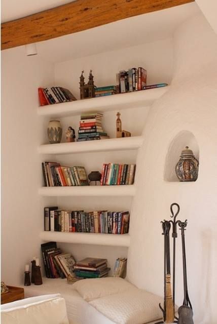 bookshelf with an old arabian style Modern Adobe House Kitchen, Adobe Kitchen, Cob House Interior, Bookshelves Ideas, Low Bookshelves, Home Engineering, Home Bookshelves, Fireplace Bookshelves, Adobe Home