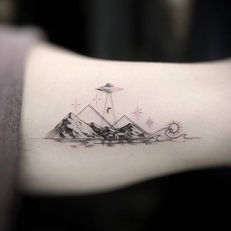 Abduction Tattoo, Ufo Tattoo, Stunning Tattoos, Alien Tattoo, Hand Tattoos For Women, Alien Abduction, Nature Tattoos, Little Tattoos, Minimal Tattoo