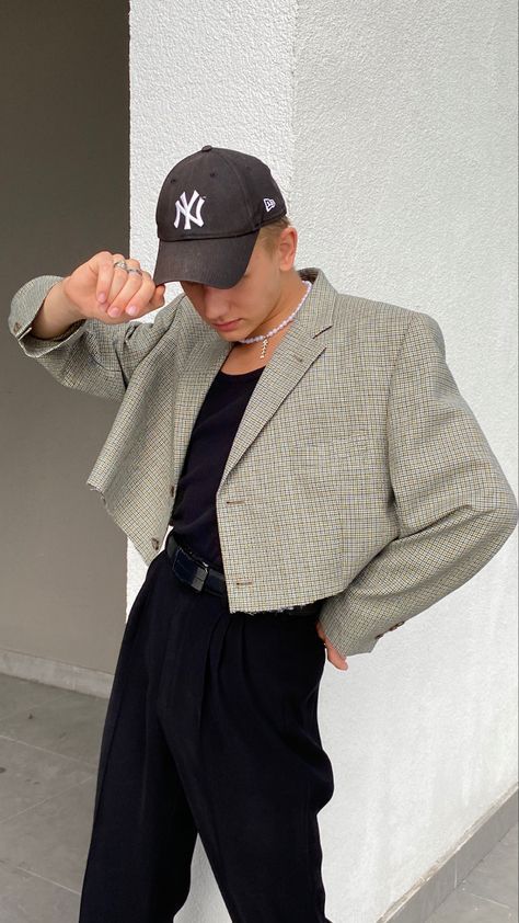 Cropped Blazer Outfit Men, Cream Jacket Outfit, Black Blazer Casual, Blazer Men Outfit, Crop Blazer Outfit, Fashion Models Men, Blazer Outfits Casual, Aesthetic Outfits Men, Look Formal