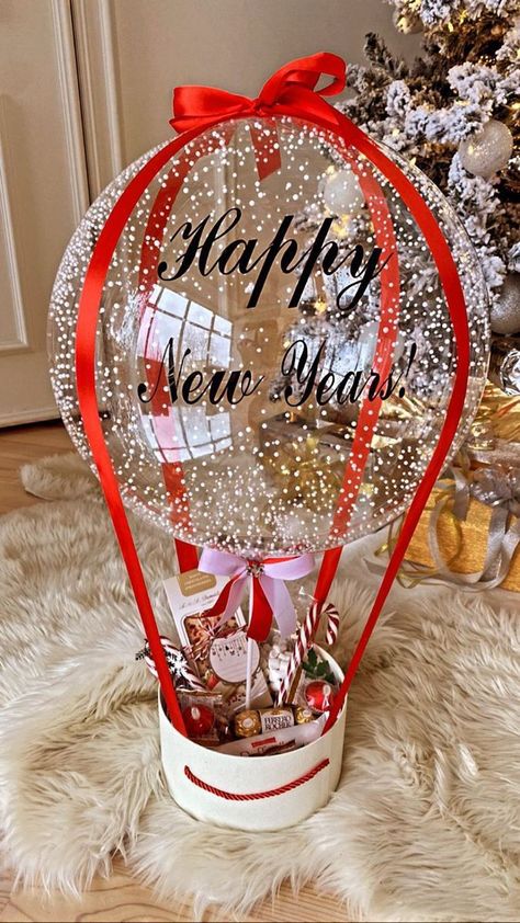 Bobo Balloon Ideas Christmas, Balloon Birthday Gift Ideas, Balloon Bouquet Christmas, Christmas Balloon Gift Ideas, Christmas Bobo Balloons, Bubble Balloons Ideas, Bobo Baloon Ideas, Christmas Balloon Bouquets, Christmas Bobo Balloon Ideas