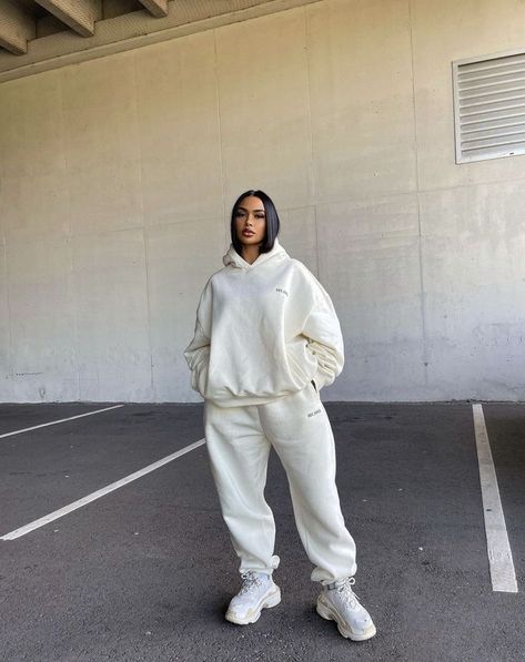 Oversized Tracksuit Outfit Women, Winter Lounge Wear Street Styles, White Tracksuit Outfit, Oversized Hoodie Outfit Aesthetic, Aesthetic Clothes Fall, Autumn Aesthetic Clothes, Aesthetic Clothes Cute, Cute Fall Aesthetic, White Hoodie Outfit