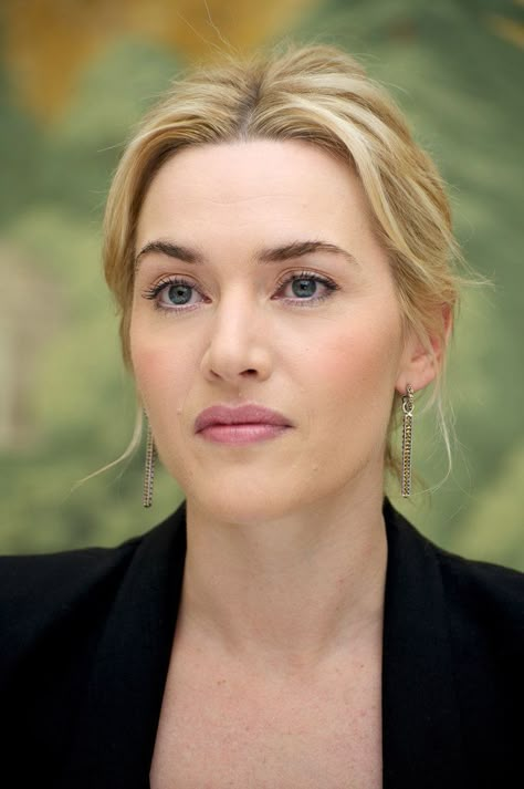 Kate Winslet Hair, Iconic Redheads, Kate Winslate, Celebrities Hair, Lightened Hair, Darker Hair, Dark Red Hair, Braut Make-up, Actrices Hollywood