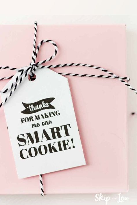 Free printable "one smart cookie" teacher gift printable from Skip to My Lou Smart Cookie Printable Free, One Smart Cookie Free Printable, Smart Cookie Teacher Gift, Cookie Teacher Gift, Smart Cookie Printable, Holiday Food Gifts, Holiday Cookie Gift, Teacher Gift Printables, Diy Food Gifts