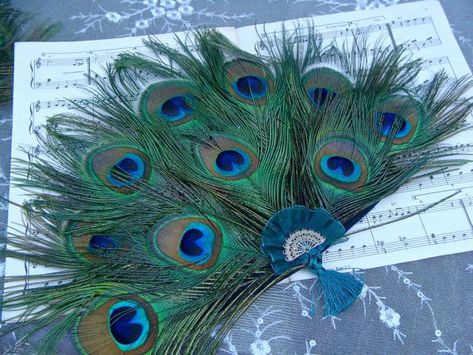 peacock teal fan Peacock Wedding Colors, Peacock Wedding Dresses, Peacock Feather Fan, Black And Gold Party Decorations, Natural Decorations, Feather Fans, Peacock Crafts, Peacock Party, Peacock Jewelry