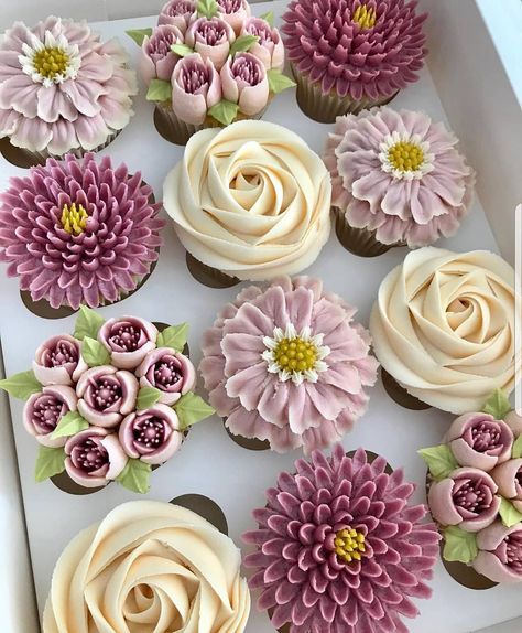 AmourDuCake on Instagram: “YES OR NO?? flowers cupcakes in buttercream 💐🌸💐🌹 by @kerrys_bouqcakes These cupcakes are so amaziiiingand the colors are so beautiful!!…” Cupcakes Bonitos, Deco Cupcake, Cupcakes Design, Torte Cupcake, Buttercream Cupcakes, Floral Cupcakes, Creative Cupcakes, Beautiful Cupcakes, Cupcake Bouquet