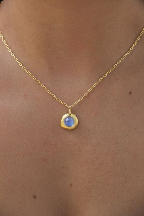 -18k gold plated small round stone pendant -Measures 16-18" -Handmade in Brazil -18k gold plated over brass -Please note that our brand uses natural semi-precious stones-each piece has a unique texture, shine, and color. Gemstone Pendant Gold, Pendent Necklace Gem, Large Gold Pendant Necklace, Gem Pendant Necklace, Unique Gold Gemstone Necklace, Gold Pendant Jewelry With Colorful Beads, Gold Jewelry Dainty, Pretty Jewellery Necklace, Necklace Trends 2024