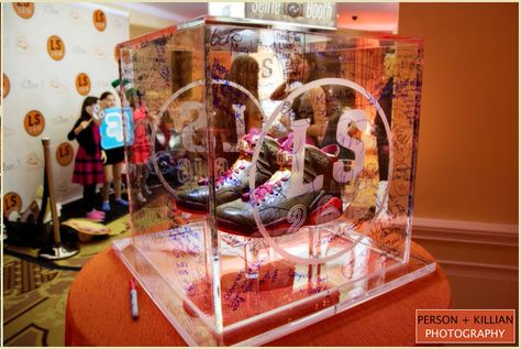 https://flic.kr/p/J2xqHd | bar-mitzvah-sneaker-sign-in box | Party planner - Stephanie Stark of Janie Haas Events along with PBD Nike Shoe Box Party Favor, Bar Mitzvah Centerpieces Boys, Bat Mitzvah Photo Booth, Bnai Mitzvah Ideas, Basketball Bar Mitzvah, Sneaker Ball, Ball Birthday, Bar Mitzvah, Bat Mitzvah