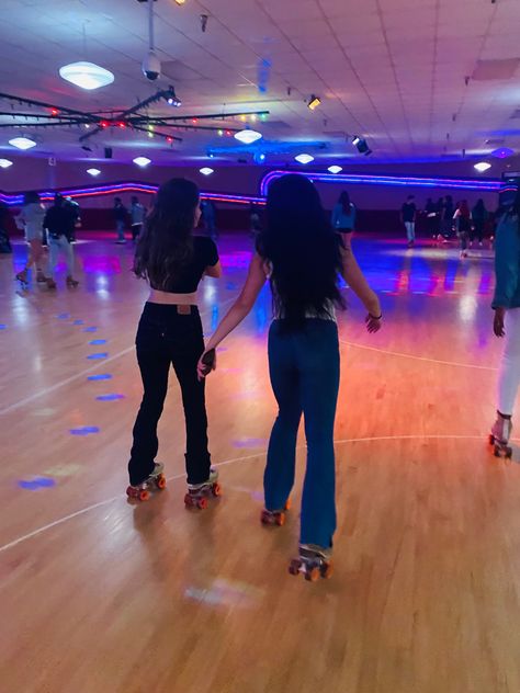 Rollerskating Outfits Aesthetic, Roller Skate Pictures, Roller Skating With Friends, Roller Skating Pics, Rollerskating Outfit Ideas, Roller Disco Aesthetic, Rollerskating Photoshoot, Roller Skating Rink Aesthetic, Roller Rink Aesthetic