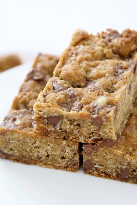 Pieces of a chewy and crunchy slice filled with chocolate chips and rolled oats. Anzac Slice Recipe, Easy Slice Recipes, Lunch Box Baking, Caramello Slice, Lunchbox Baking, Anzac Slice, Australian Bakery, Slice Form, School Snack Ideas