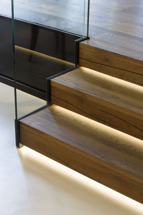 Wood Stair Design, Modern Wooden Stairs, Stairs Wood Modern, Black And Wood Stairs, Stairs Design Wood, Wood Flooring Stairs, Modern Wood Stairs, Staircase With Landing, Wall Decor With Lights