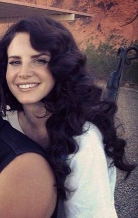 Lana Curly Hair, Black Hair Lana Del Rey, Lana Dark Hair, Side Parting Wavy Hair, Lana Del Rey Side Part, 1960s Hairstyles For Curly Hair, Lana Black Hair, Hairstyles For Long Hair Wavy Curls, Lana Del Rey Long Hair