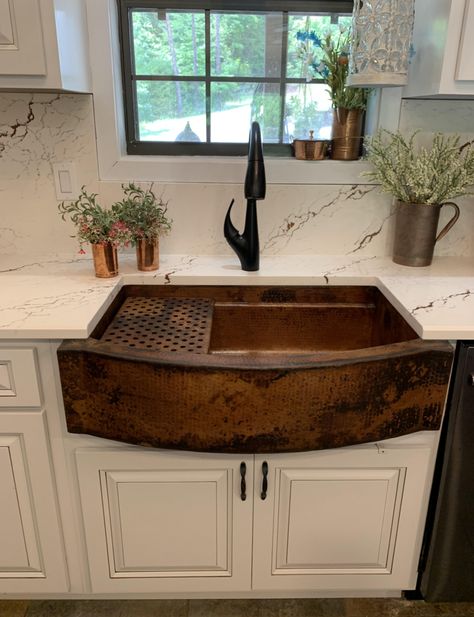 Farmhouse Sink Kitchen Black, Cooper Apron Sink, Farmhouse Kitchen With Black Sink, Farmhouse Sink Cabinet Ideas, Black Copper Kitchen Hardware, Bronze Farmhouse Sink, Farmhouse Sink Colors, Rustic Kitchen Sink Ideas Farmhouse, Cooper Farmhouse Sink