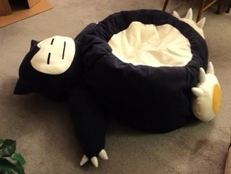 En mi salon hay una silla de legumes. La es de la pokémon Snorlax. Snorlax Bean Bag, Geek Home Decor, Cool Bean Bags, Pokemon Snorlax, Charmmy Kitty, Geek Crafts, Geek Decor, Take My Money, Pac Man