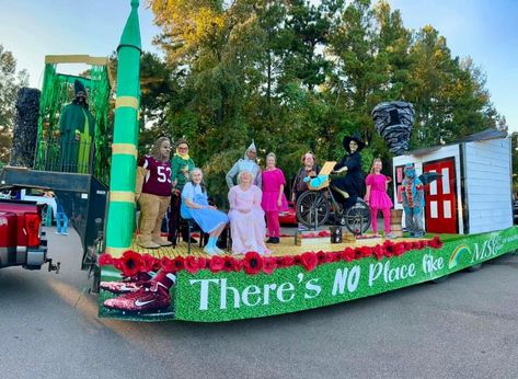 Easy Christmas Float Ideas Parade, Float Designs Parade, Parade Float Theme, Homecoming Floats, Parade Float Ideas, Christmas Cars, Christmas Parade Floats, Gingerbread Theme, Winter Carnival