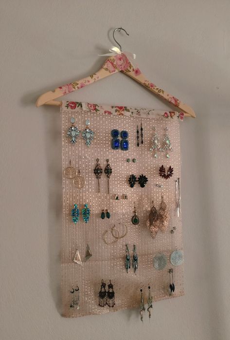 Jewelry Holder Diy, Earring Frame, Jewelry Storage Diy, Christmas Dress Up, Earring Hanger, Diy Jewelry Display, Clothing Displays, Diy Jewelry Holder, Clothes Organization Diy