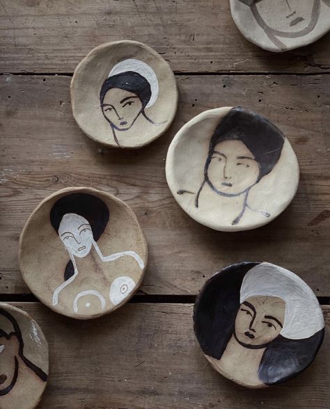 Plates Ceramic Pottery, Mini Ceramics, Plates Handmade, Rustic Dinnerware, Faces Art, Mini Plates, Ceramic Face, Clay Inspo, Pottery Projects