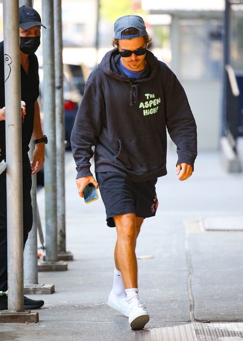 Harry Styles Street Style, Harry Styles Hoodie, Backwards Hat, Harry Outfits, Harry Styles Outfit, Harry Styles Pictures, Harry Styles Photos, Mr Style, Style Hoodie