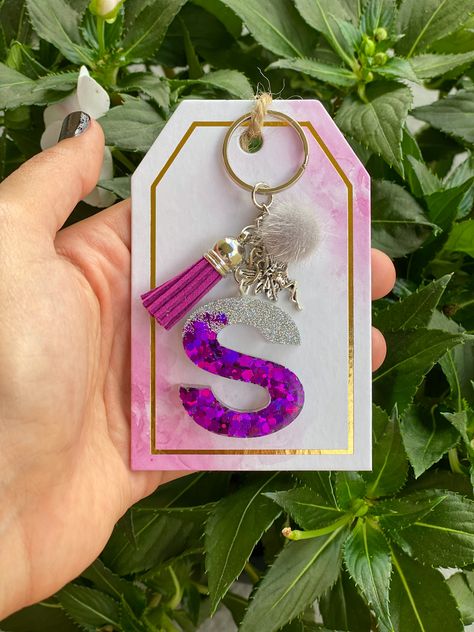 Resin keychain Diy Jewelry Gift Box, Diy Resin Keychain, Keychain Ideas, Epoxy Resin Diy, Creative Bookmarks, Diy Resin Projects, Resin Jewelry Diy, Gift Tags Diy, Resin Keychain