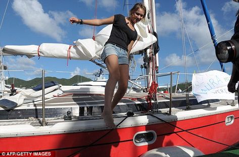 Laura Dekker: Dutch girl, 16, becomes youngest to sail around the world on her own Yachts Girl, Sail World, Buy A Boat, Boat Insurance, Cliff Diving, Boat Safety, Dutch Girl, Boating Outfit, Girls 16