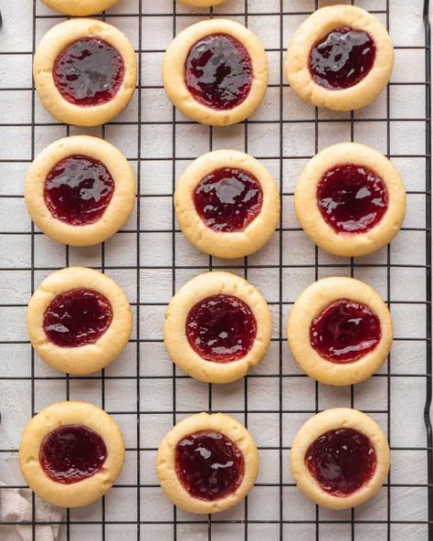 The best thumbprint cookies! In this thumbprint cookie recipe a 5-ingredient, buttery shortbread cookie is filled with your favorite jam for a delicious treat perfect for the holidays. Cookie Bucket, Best Thumbprint Cookies, Thumbprint Cookie Recipe, Thumbprint Cookies Easy, Thumbprint Cookie, Jam Thumbprint Cookies, Thumbprint Cookies Recipe, Tummy Yummy, Easy Christmas Cookie Recipes