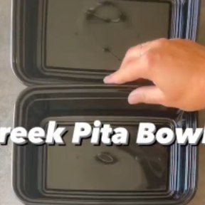 Eating Healthy on Instagram: "The viral Greek Pita Bowls are here!! These were a hit at the retreat and a must try! I’ll list the recipe below so make sure to save it! by @stayfitmom_krista For the rice: 1 cup rice + 2 cups water 1/2 tablespoon turmeric 1 bay leaf 🍃 1/4 teaspoon Pepper (leaned this is a must with turmeric on TikTok👍🏻) Grill or bake some boneless, skinless chicken thighs. You’ll need 25 ounces of cooked chicken for 5 bowls. For the diced veggies: 2 Roma tomatoes (240g) 🍅 100g red onion 1 cucumber 🥒 For the bowls: 4 ounces cooked rice 5 ounces cooked chicken thighs 1/5 diced veggies 2 tablespoons hummus Sprinkle of paprika 4 grams fat free feta (Trader Joe’s) 2 Kalamata olives 378 cals 34.6p/ 31.3c / 13.9f Find it in #MyFitnessPal by searching: Stay Fit Mom Greek Pita Bowls, Pita Bowl, Stayfitmom Krista, Stay Fit Mom, Greek Pita, Cooked Chicken, Boneless Skinless Chicken Thighs, Bay Leaf, Skinless Chicken Thighs