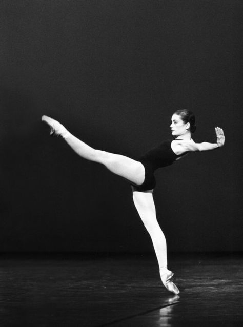 Aurélie Dupont dans  "Les quatre tempéraments"  de Balanchine Manon Ballet, Aurelie Dupont, Ballet Positions, The Night Is Young, Famous Dancers, Ballet Studio, Dance Technique, George Balanchine, Female Dancers