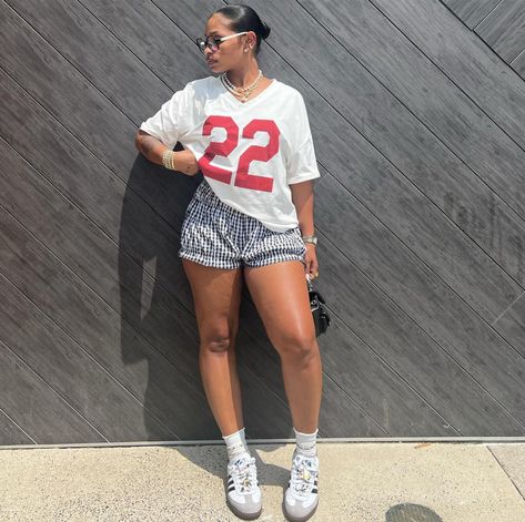 Shorts And Sambas, Baddie Sneaker Outfits, Concert Outfit Ideas Baddie, Game Day Outfit Black Women, Park Outfit Summer, Outfit Ideas Baddie, Casual Brunch Outfit, Hot Summer Outfits, Couple Outfit Ideas