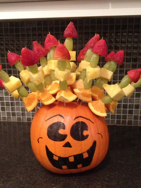 Halloween pumpkin Fruit-kabobs Halloween Snacks For Kids Party, Snacks For Kids Party, Healthy Halloween Snacks For Kids, Halloween Fruit Tray, Halloween Snacks For Kids, Healthy Halloween Treats, Healthy Halloween Snacks, Halloween Fruit, Halloween Party Snacks