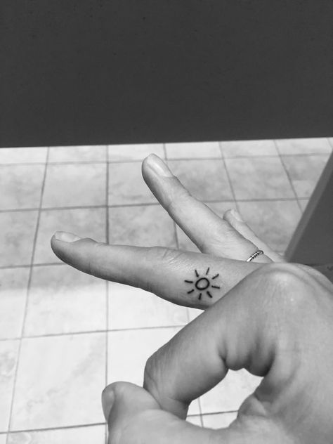 small finger tattoo of sun Small Symbols, Tattoo Sonne, Tattoo Unique, Sun Tattoo Designs, Small Finger Tattoos, Shape Tattoo, Summer Tattoo, Muster Tattoos, Sun Tattoos