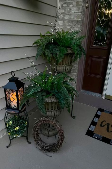 Small Front Porch Ideas Entrance, Exterior Entryway Ideas, Home Decor Front Porch, Rustic Front Door Decor, Front Porch Flower Pots, Front Door Plants, Front Door Planters, Front Porch Plants, Small Porch Decorating