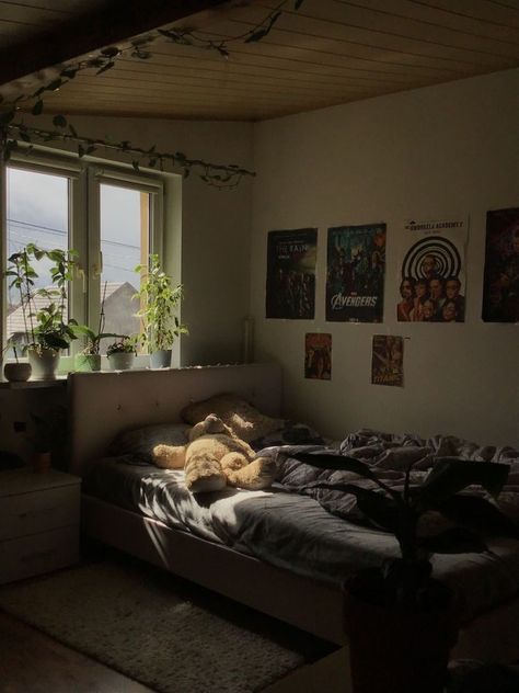 Grunge Minimalist Room, Bedroom Vines, Dorm Rooms Decorating, Makeover Aesthetic, Decorative Vines, Record Decor, Dorm Room Decor Ideas, Chill Room, Cosy Room