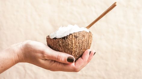 Caprylic Acid: Coconut Oil’s Secret Eating Coconut Oil, Green Diet, Natural Lubricant, Organic Butter, Coconut Oil Uses, Aloe Gel, Healthy Bacteria, Food Therapy, Prevent Wrinkles