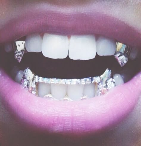 I don't know why I love these grills with the vampire teeth Girls With Grills, Girl Grillz, Fang Grillz, Grillz Teeth, Diamond Grillz, Gold Grillz, Grills Teeth, Vampire Teeth, Tooth Gem