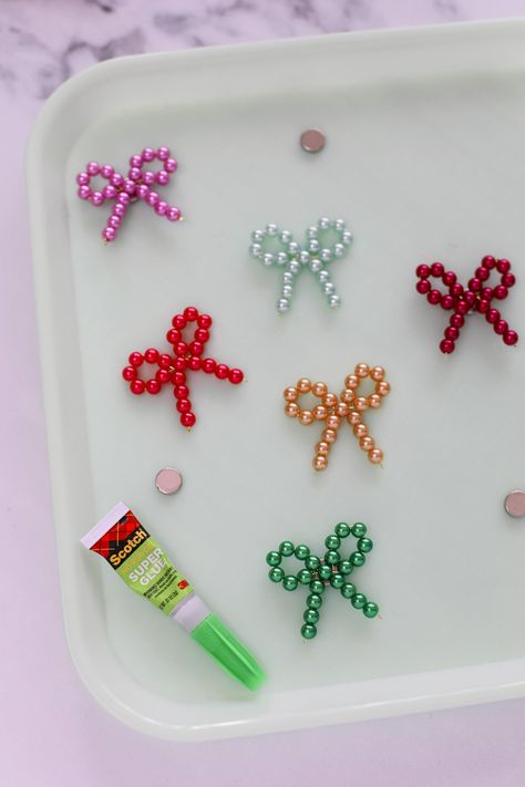 DIY Beaded Bow Magnets — Entertain the Idea Pop Up Market, Pearls Diy, Holiday Bows, Easy Diy Gifts, Ornament Hooks, Valentines Party, Wine Charms, Ornaments Diy, Diy Beads