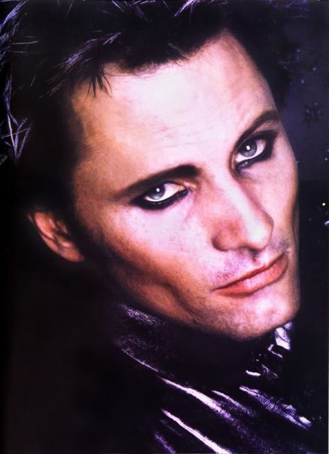 Viggo Mortensen guyliner Rocker Makeup, Glam Rock Makeup, Rock Makeup, 80s Makeup, Punk Makeup, Viggo Mortensen, Hugh Laurie, Vigan, Jane Seymour