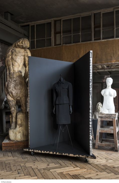 Penthouse In New York, Sculpture Museum, Black Balenciaga, Cristóbal Balenciaga, Dark Material, Exhibition Display, Couture Designers, Paris Photos, Museum Exhibition