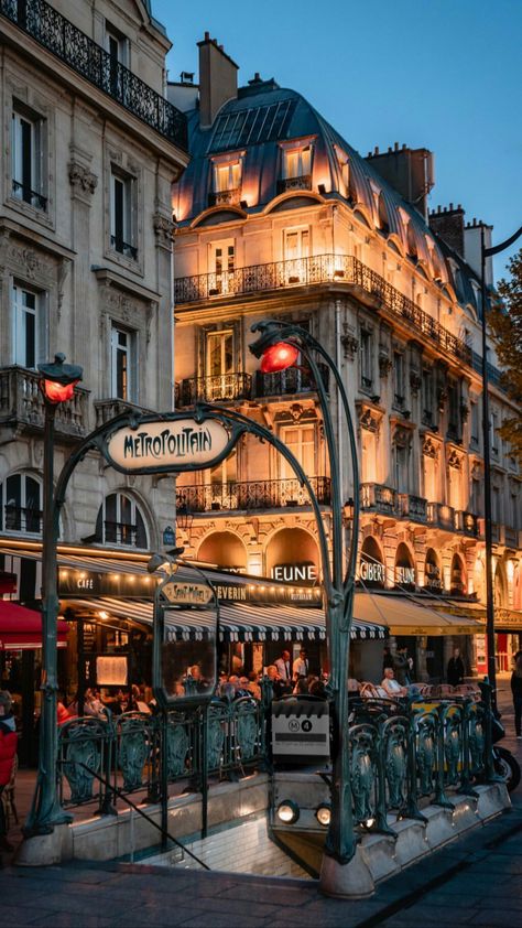 Paris Metro Aesthetic, Emily In Paris Aesthetic, Romantic View, Arte Wallpaper, Joe Thomas, Wallpaper City, Metro Paris, Paris Illustration, France Aesthetic