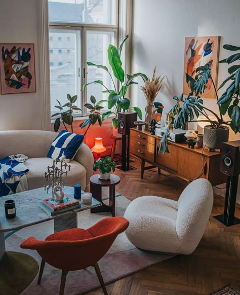 Behind Sofa, Lots Of Plants, Dream Apartment Decor, Colourful Living Room, Apartment Decor Inspiration, Apartment Inspiration, Living Room Inspo, Living Room Style, Eclectic Home